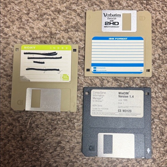 Vintage Floppy Disk Set - Beige and Black - Picture 2 of 4